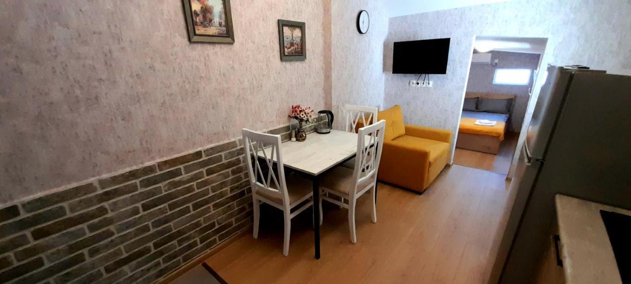 Yellow Apartment Tbilisi Eksteriør billede
