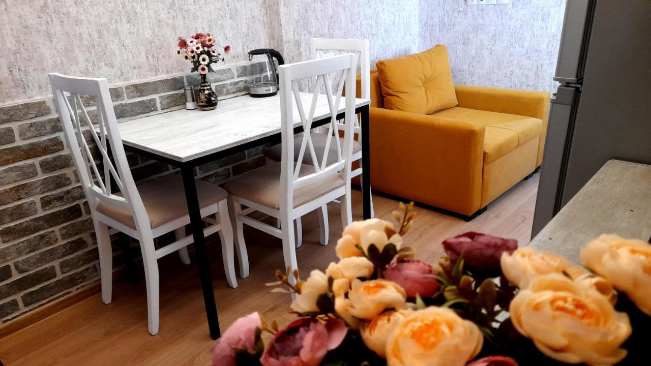 Yellow Apartment Tbilisi Eksteriør billede